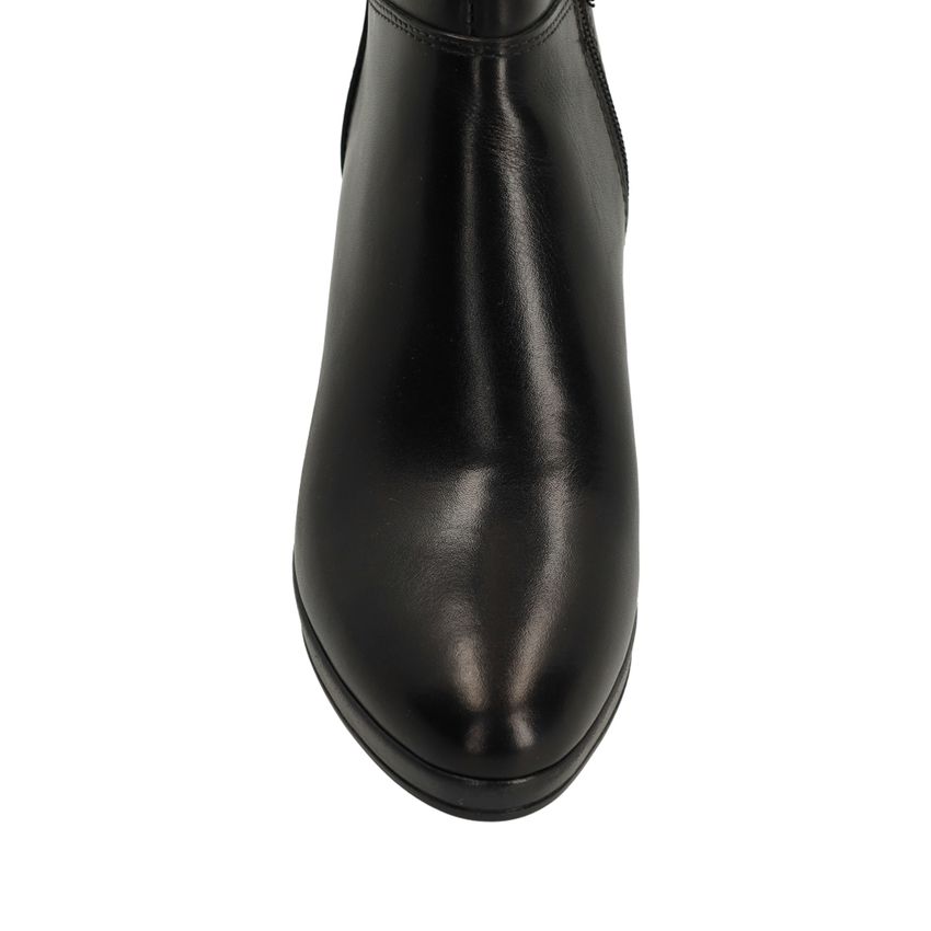 Schwarze Lederstiefel mit Absatz