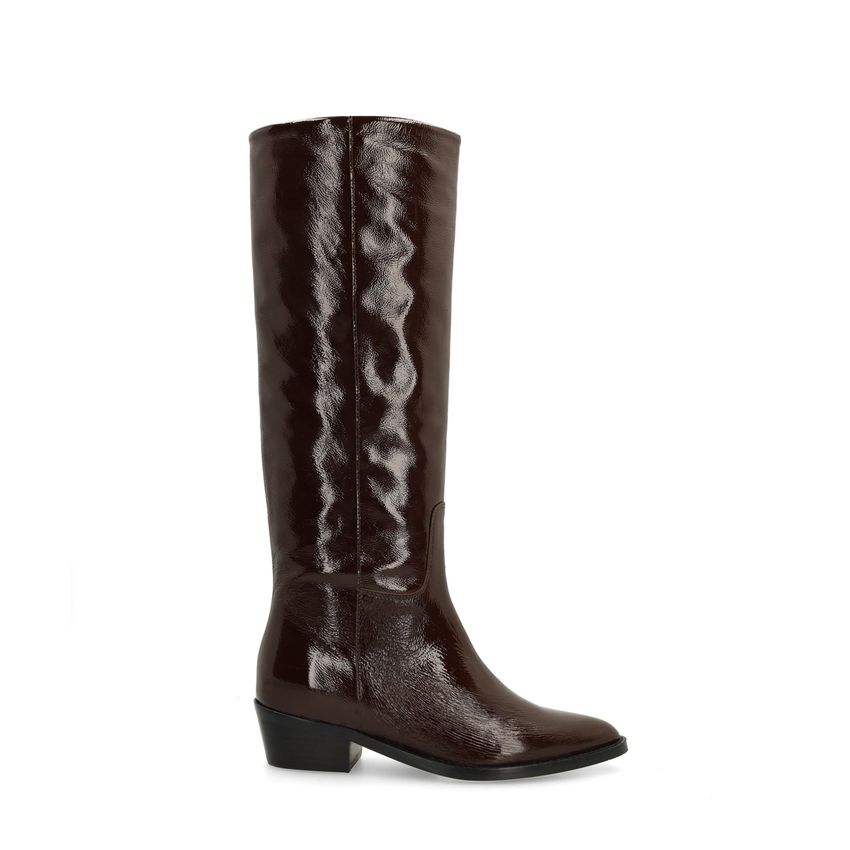 Braune Stiefel aus Lackleder