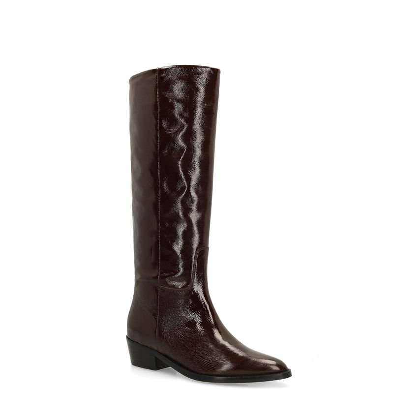 Braune Stiefel aus Lackleder