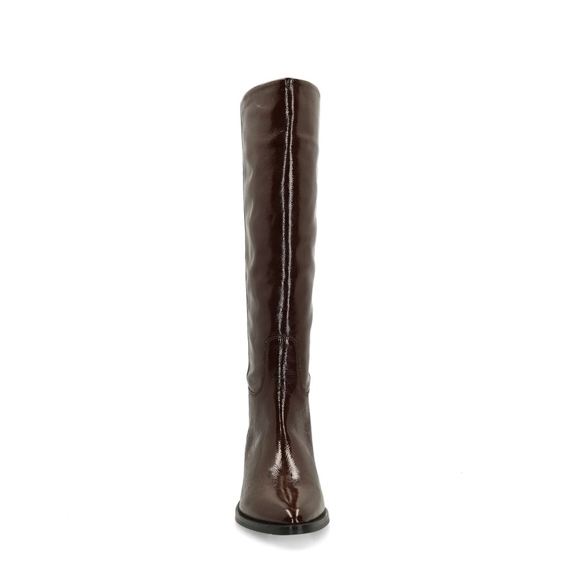 Braune Stiefel aus Lackleder