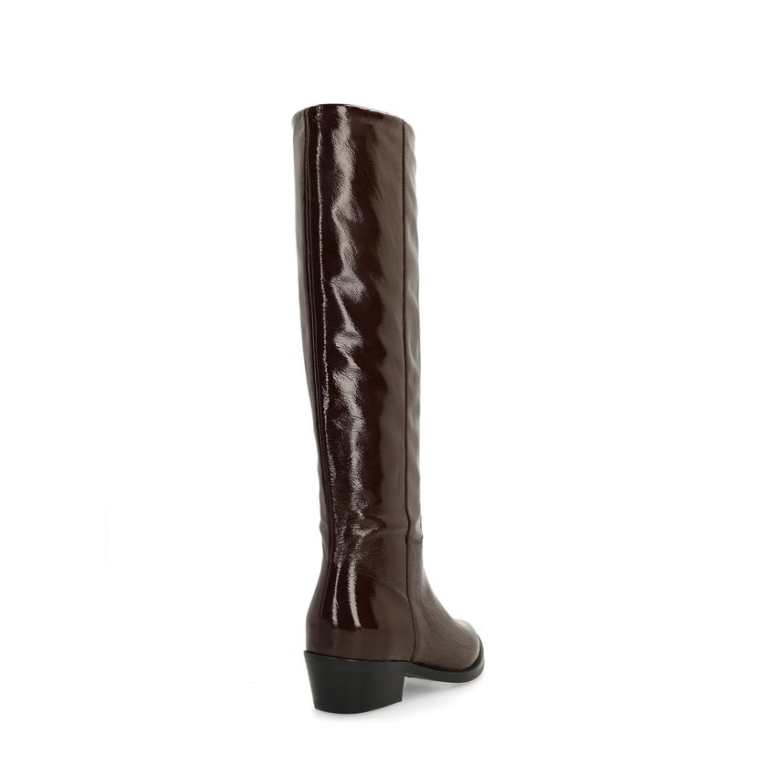Braune Stiefel aus Lackleder