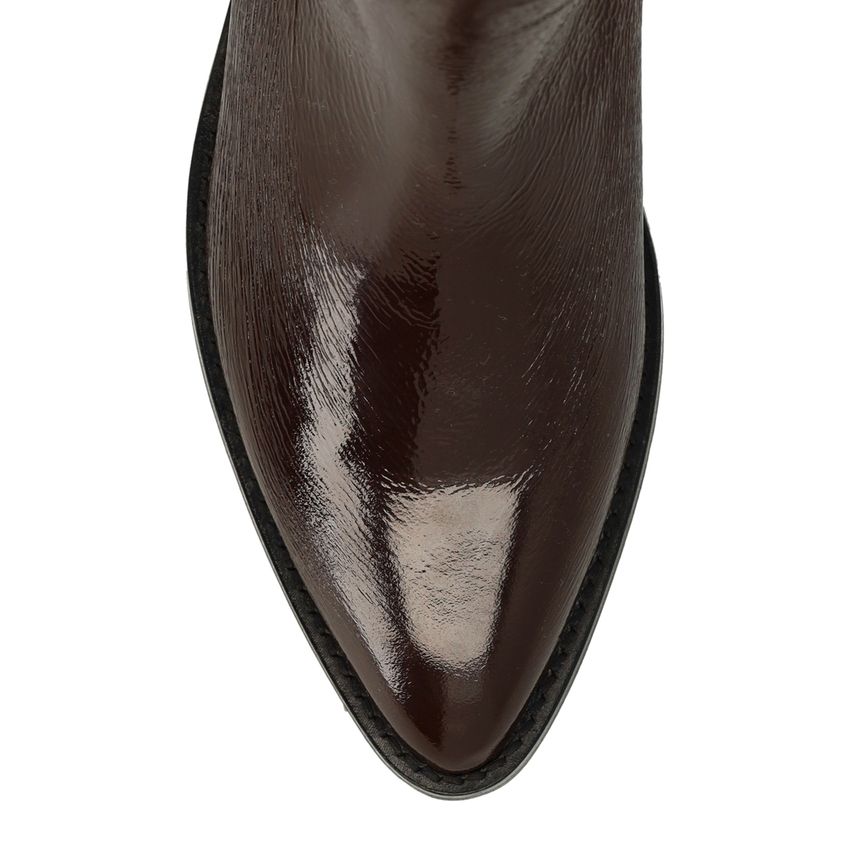 Braune Stiefel aus Lackleder