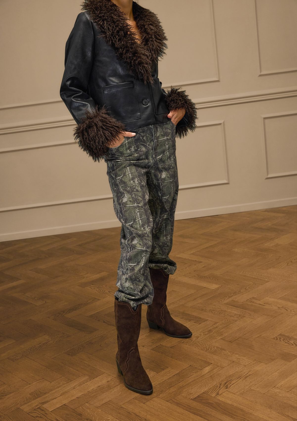Dunkelbraune Cowboystiefel aus Veloursleder