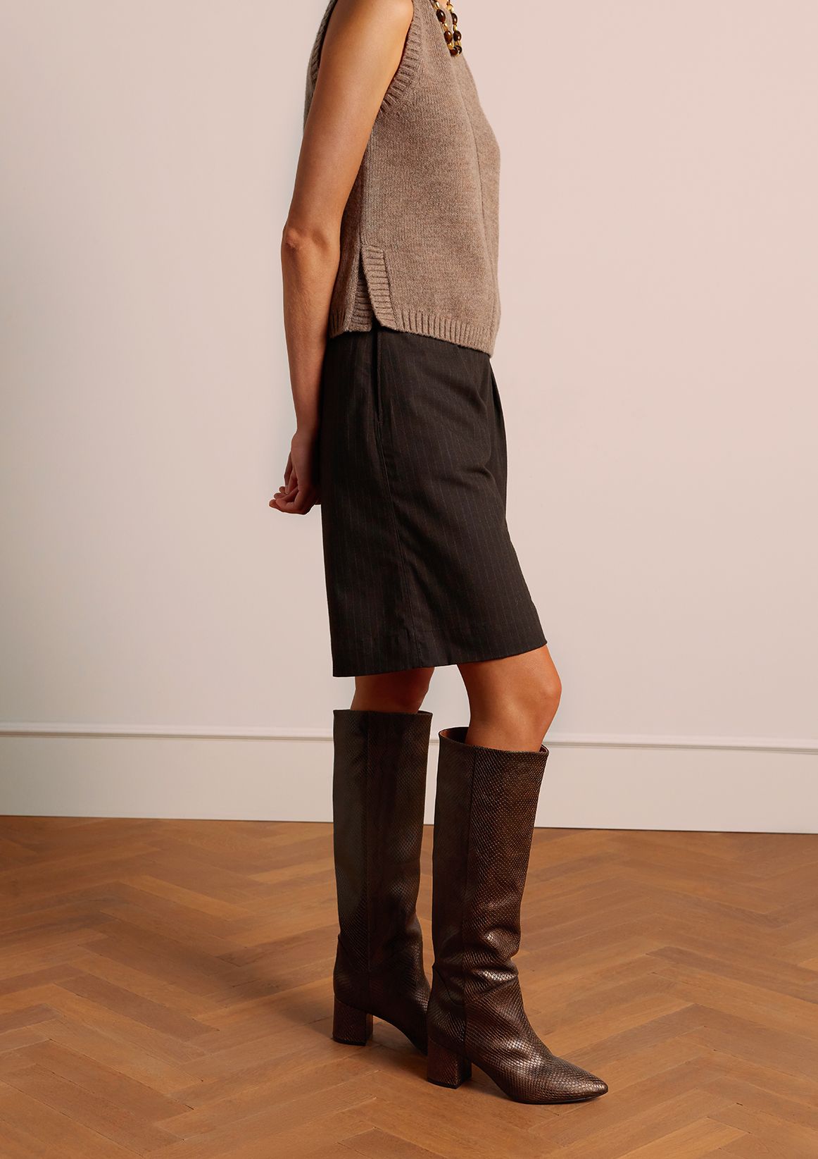 Braune Lederstiefel mit Absatz und Schlangenmuster