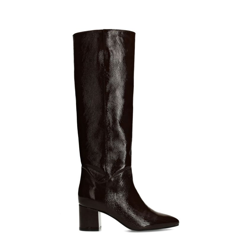 Braune Lacklederstiefel mit Absatz