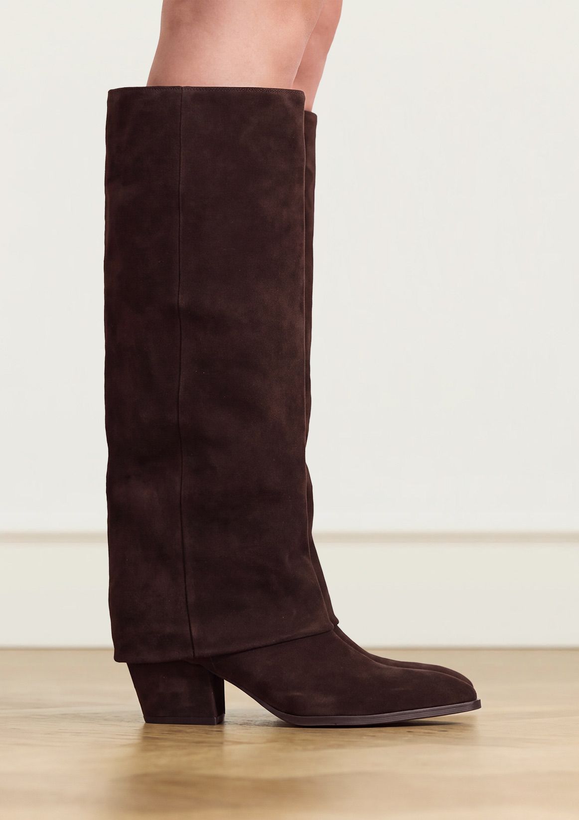 Dunkelbraune Veloursleder-Stiefel mit Umschlag