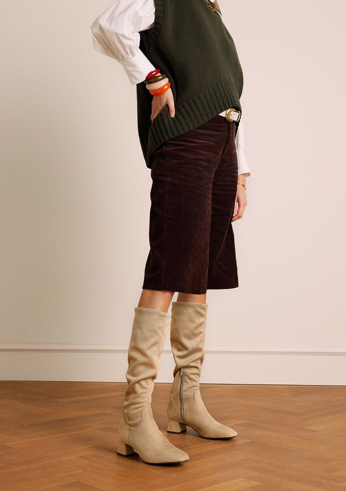 Beigefarbene Stretch-Stiefel mit Absatz