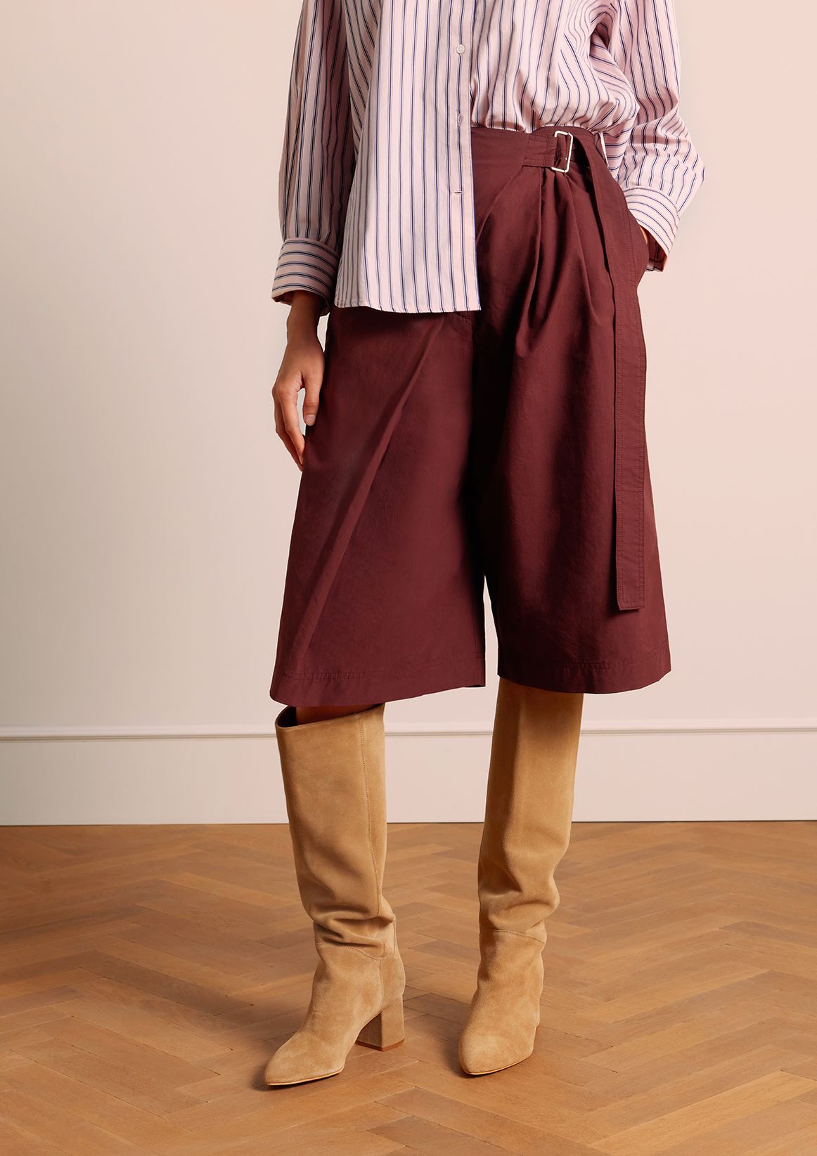 Beigefarbene Veloursleder-Stiefel mit Absatz