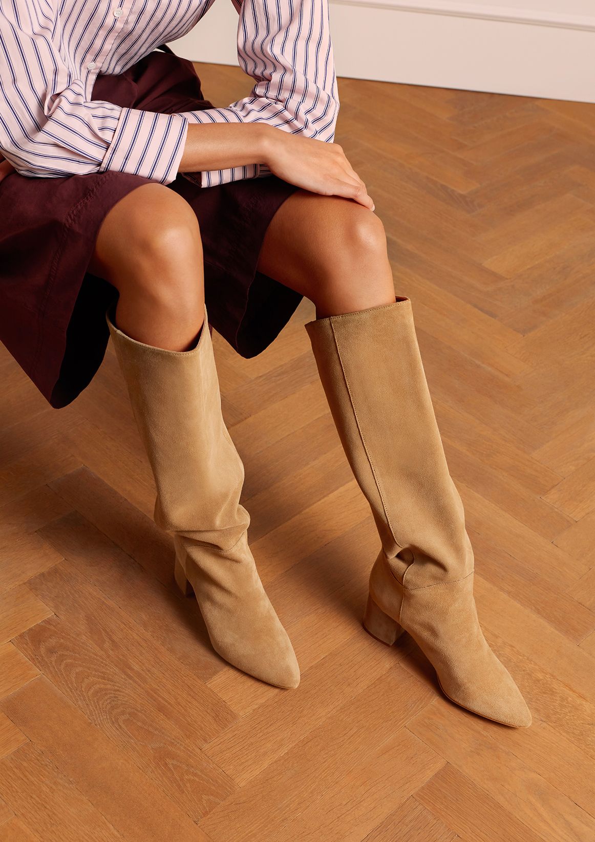 Beigefarbene Veloursleder-Stiefel mit Absatz