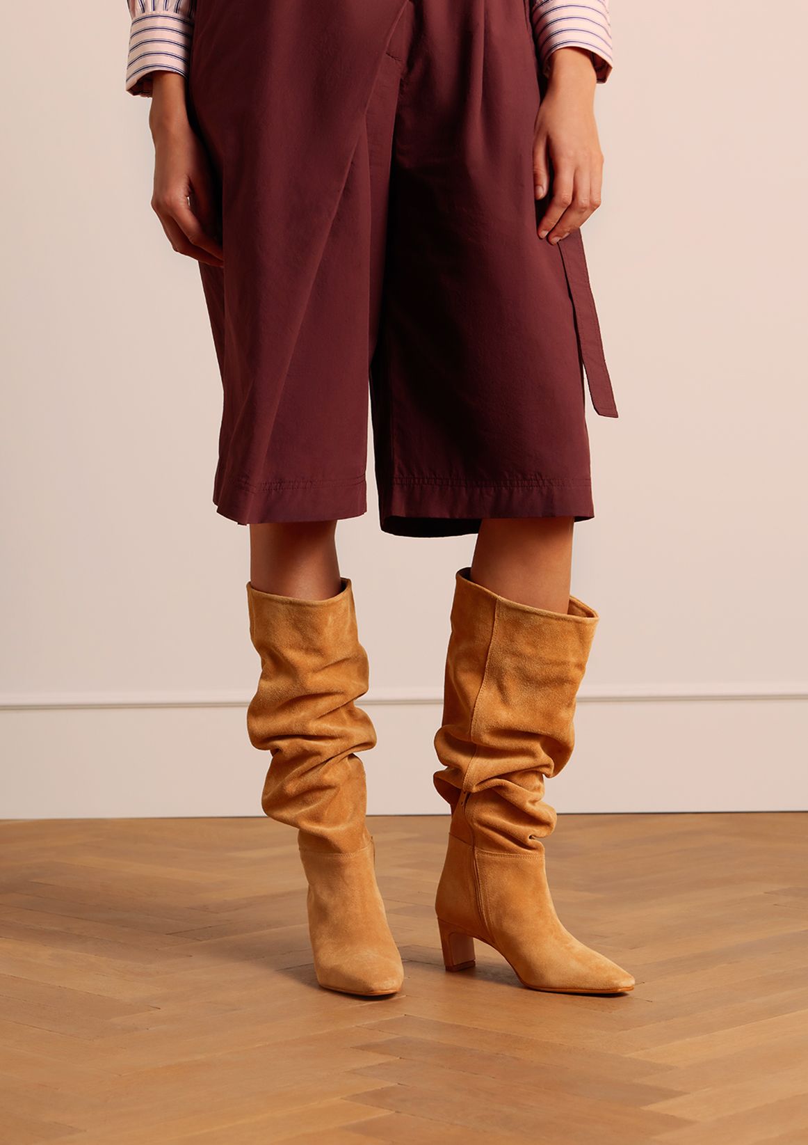 Beigefarbene Veloursleder-Stiefel mit Absatz