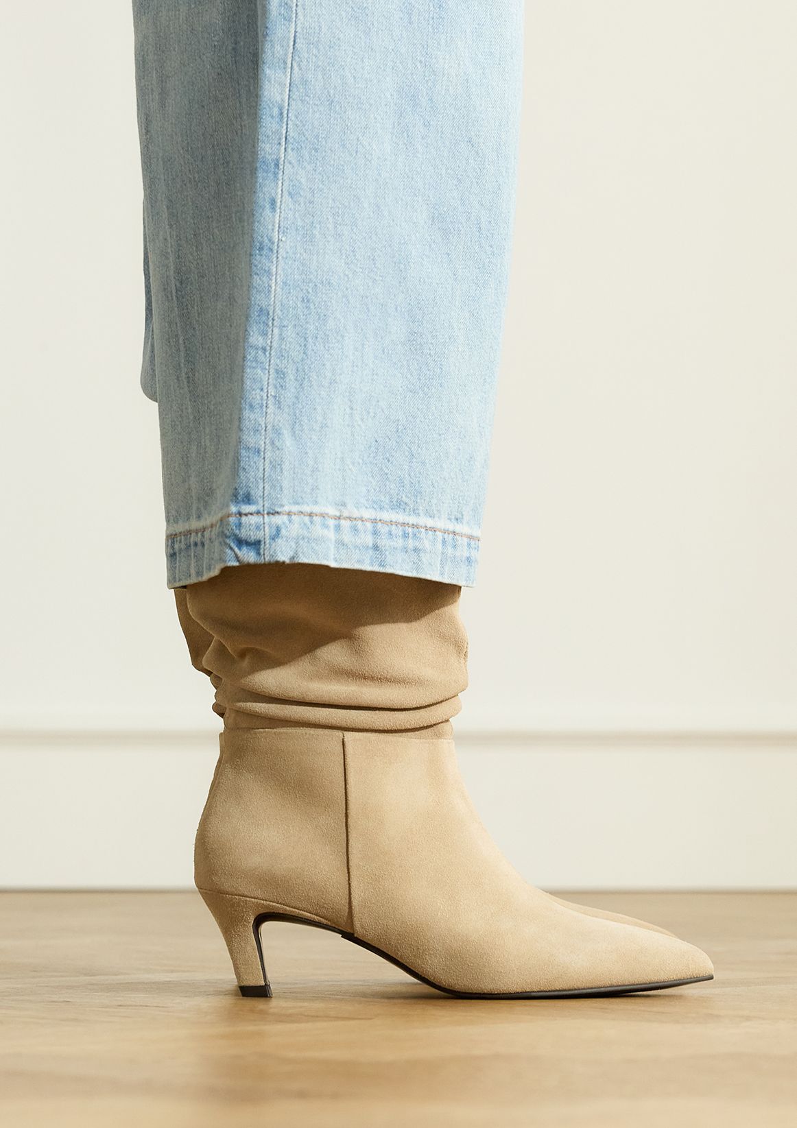 Beigefarbene Veloursleder-Stiefel