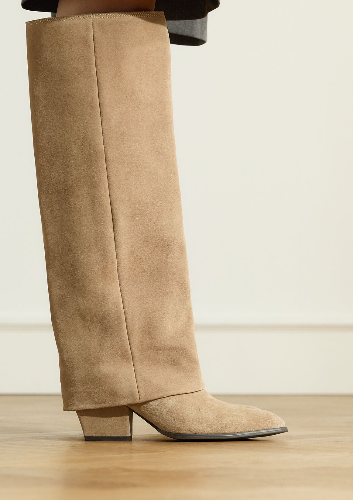 Beige suède hoge laarzen met flap