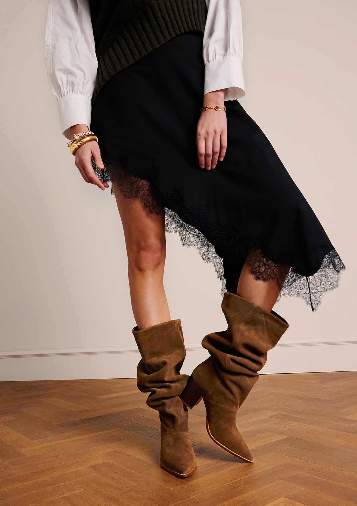 Taupefarbene Veloursleder-Stiefel mit Absatz
