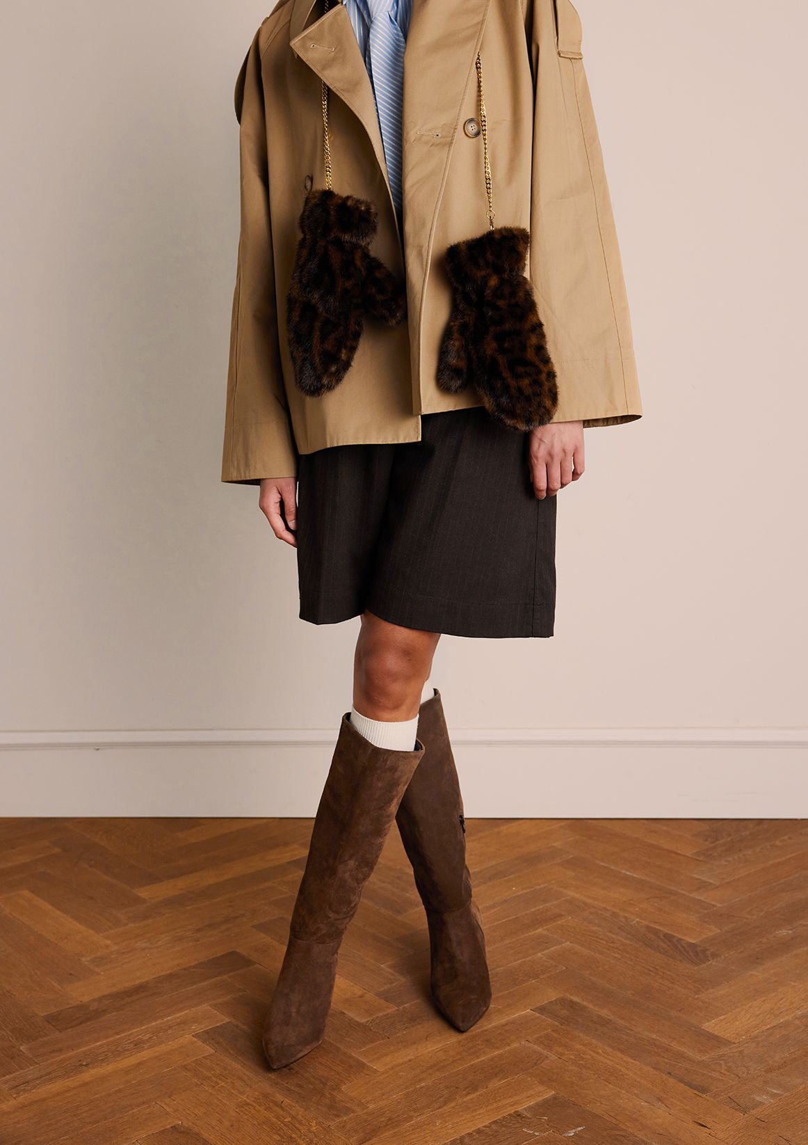 Taupefarbene Veloursleder-Stiefel mit Absatz