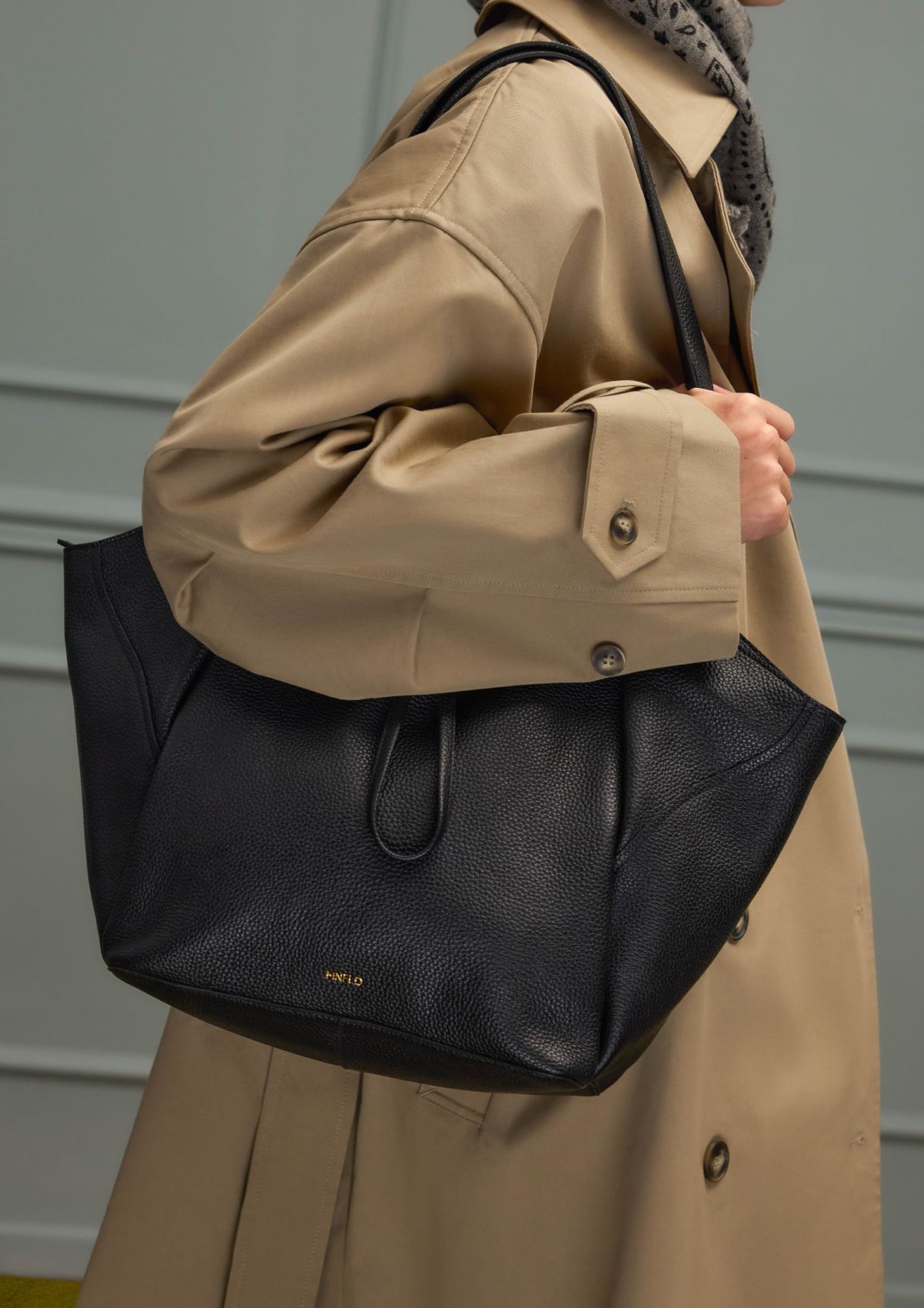 Schwarzer Ledershopper mit Kordelzug