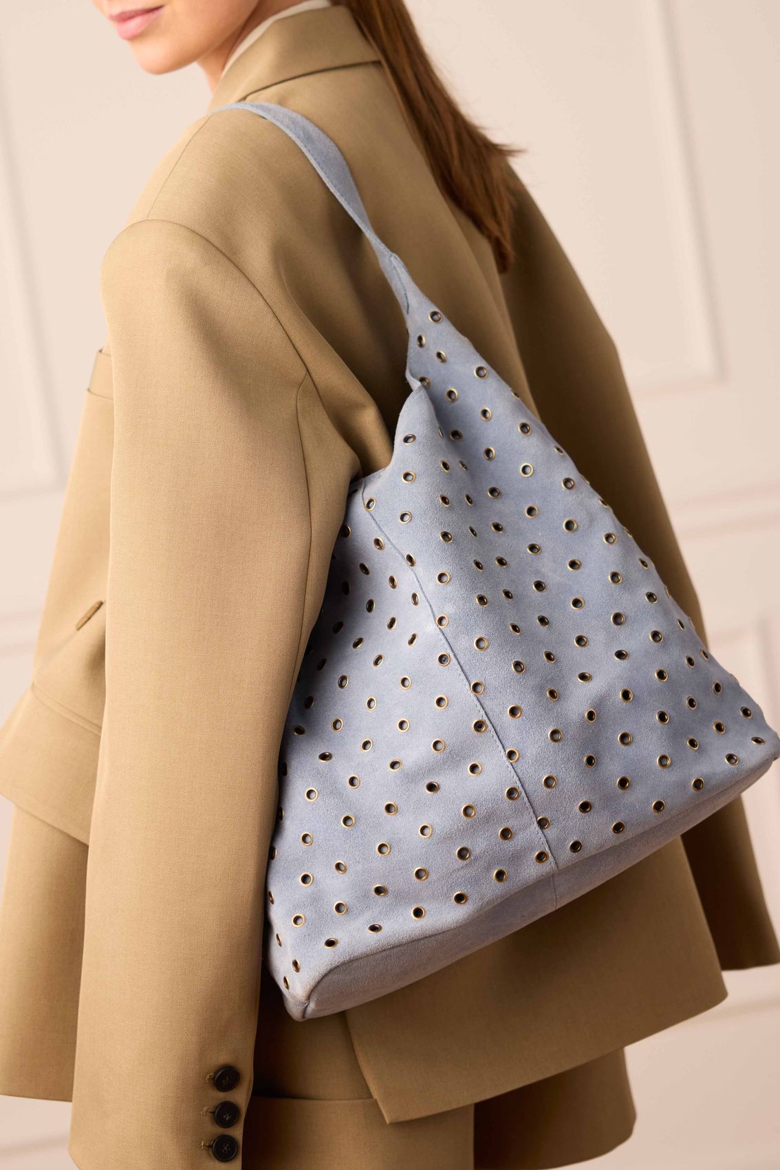 Licht blauwe suède schoudertas met zilveren studs