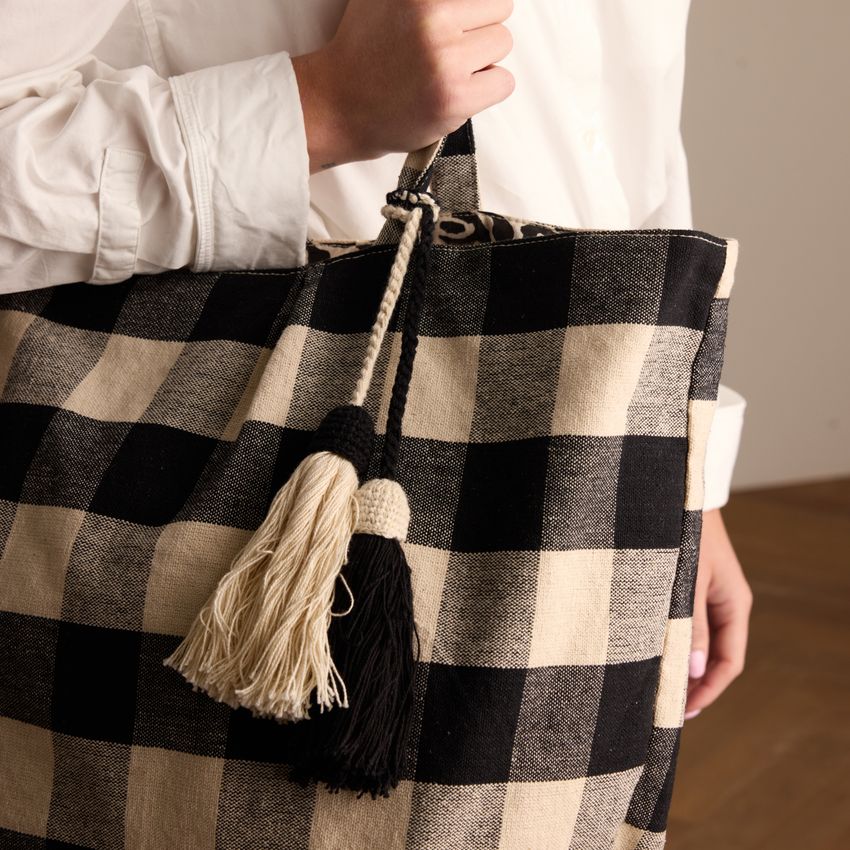 Beigefarbener Shopper mit Blockmuster