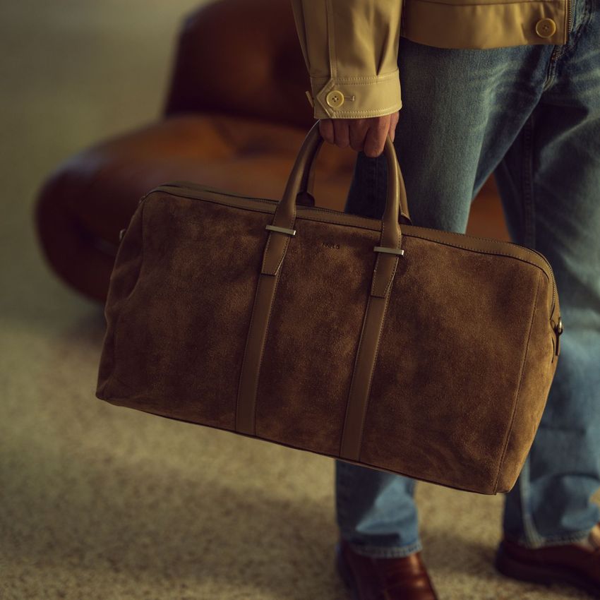 Taupefarbener Weekender aus Veloursleder