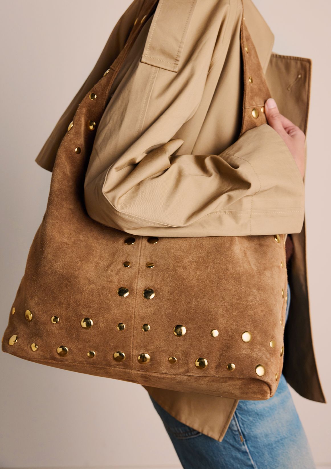 Cognacfarbene Veloursleder-Schultertasche mit goldfarbenen Nieten
