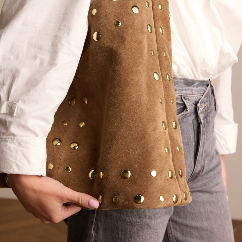 Cognacfarbene Veloursleder-Schultertasche mit goldfarbenen Nieten
