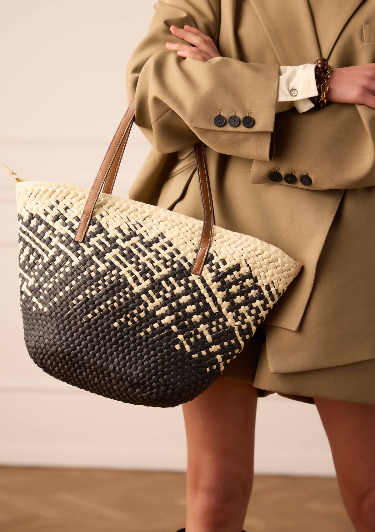 Beige-schwarze Schultertasche aus Raffia