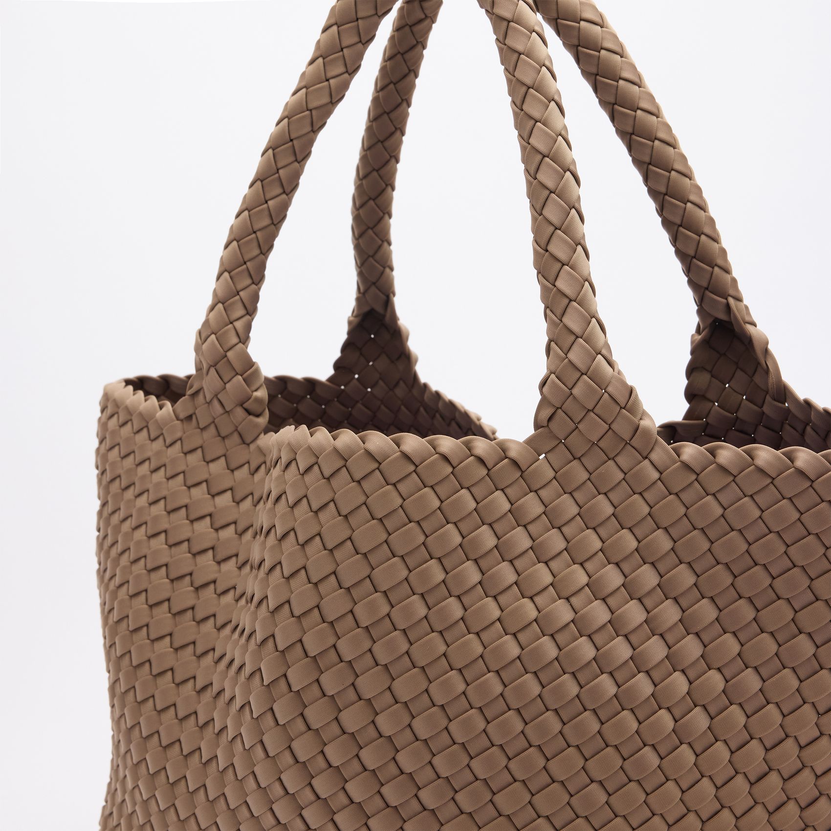 Taupefarbene Handtasche in Flecht-Optik