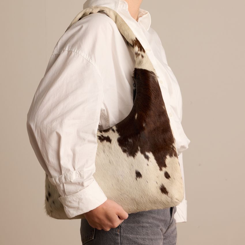 Schultertasche mit Kuhfellmuster