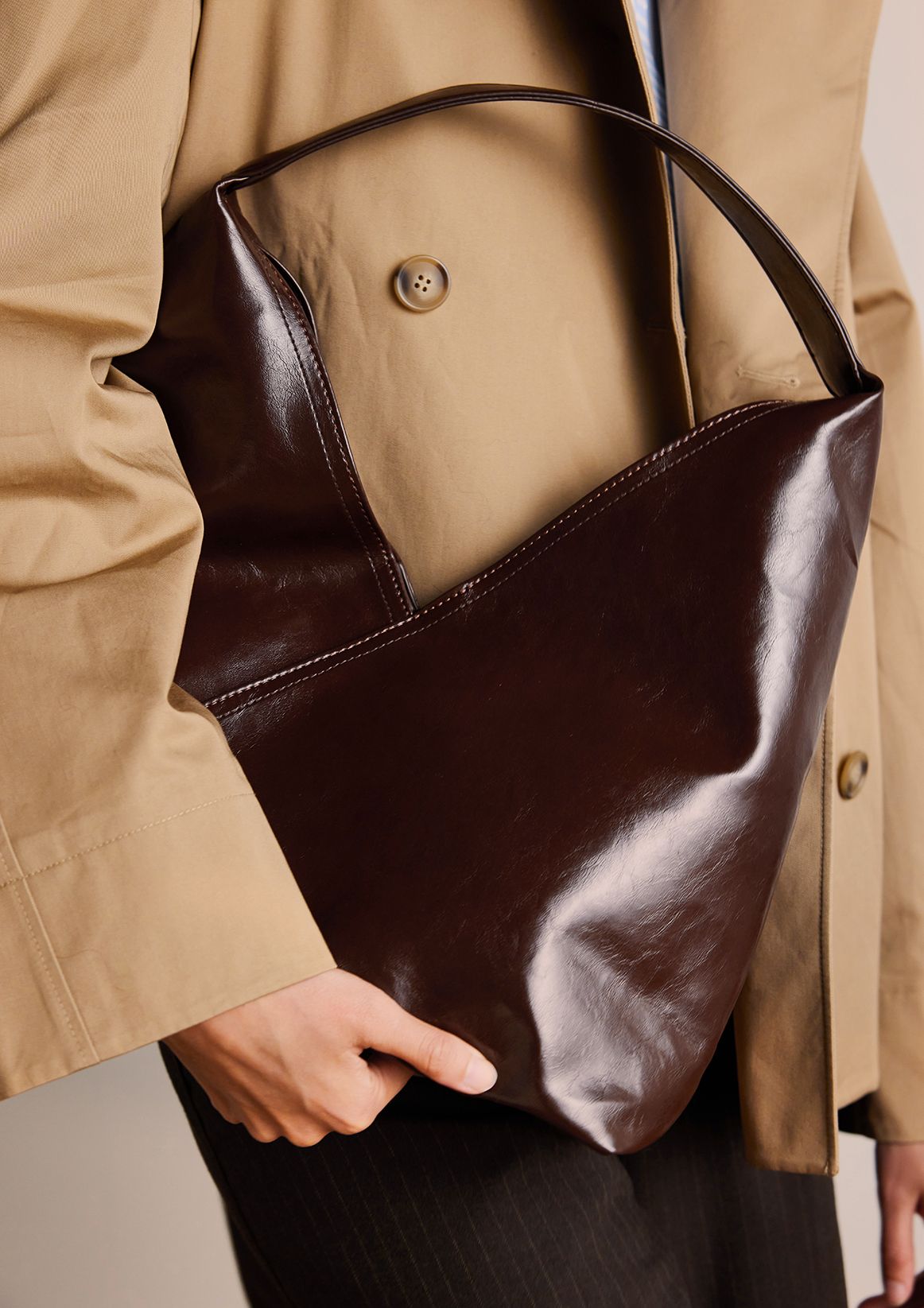 Dunkelbraune Schultertasche aus Lack