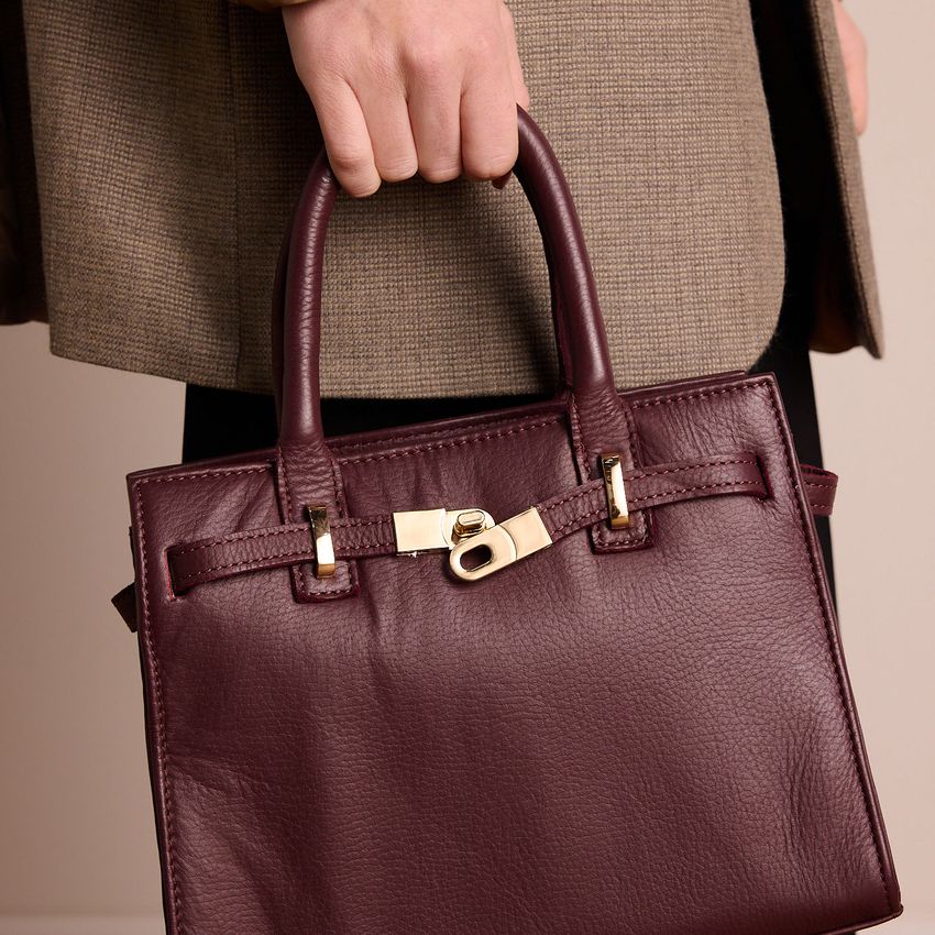 Bordeauxrote Lederhandtasche