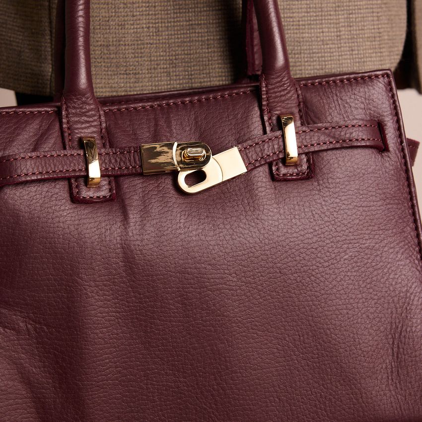 Bordeauxrote Lederhandtasche