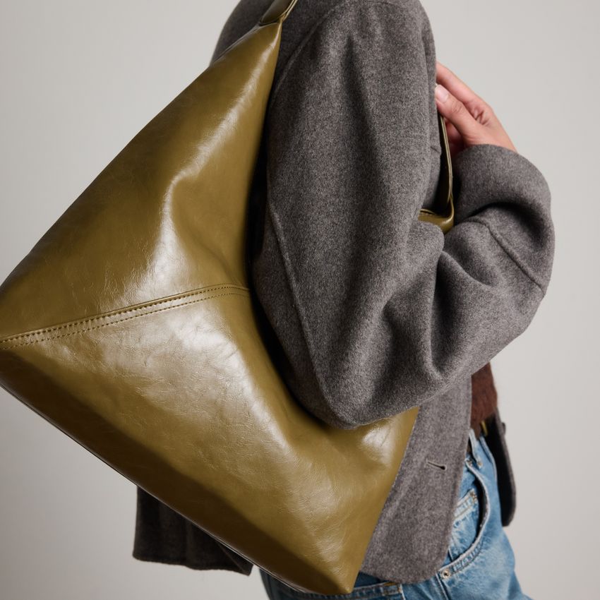 Olivgrüne Schultertasche aus Lack