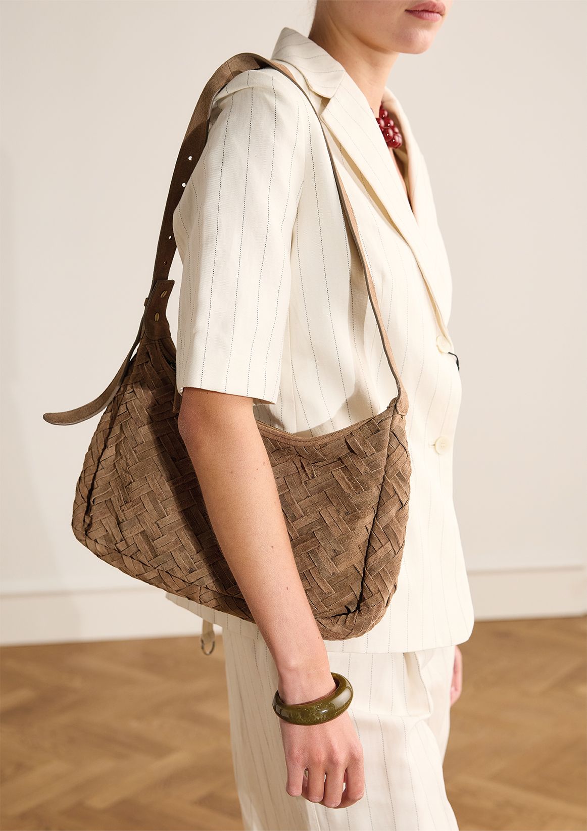 Taupefarbene Veloursledertasche mit Flecht-Details