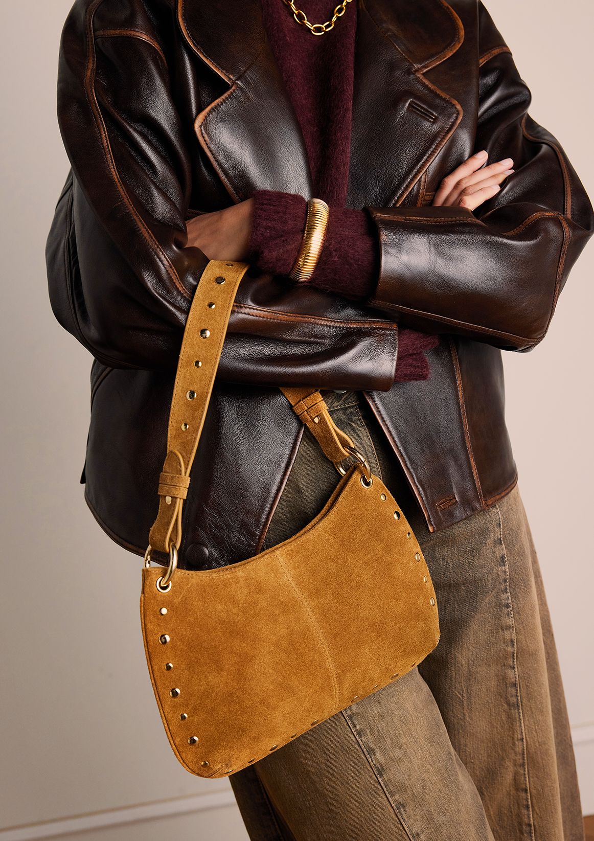 Cognacfarbene Veloursleder-Schultertasche mit goldfarbenen Nieten