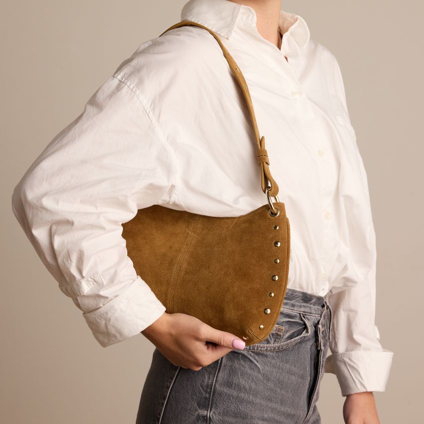 Cognacfarbene Veloursleder-Schultertasche mit goldfarbenen Nieten