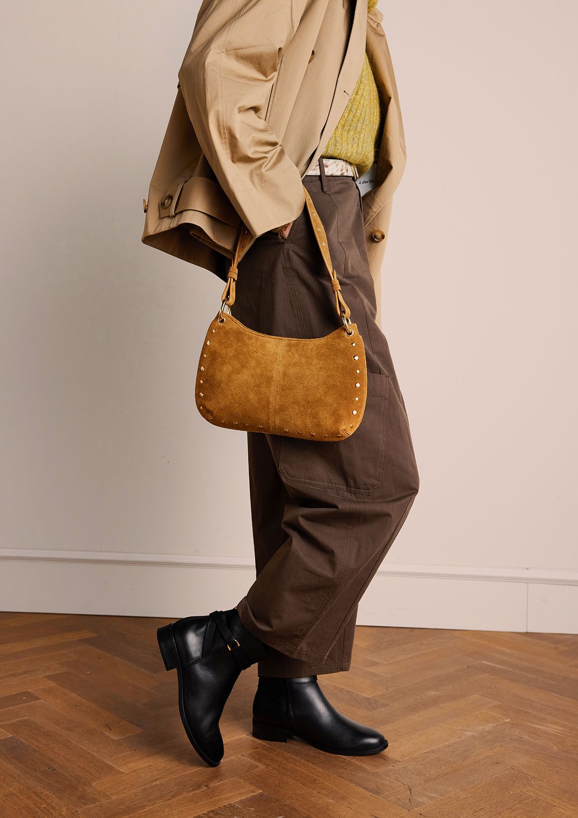 Cognacfarbene Veloursleder-Schultertasche mit goldfarbenen Nieten