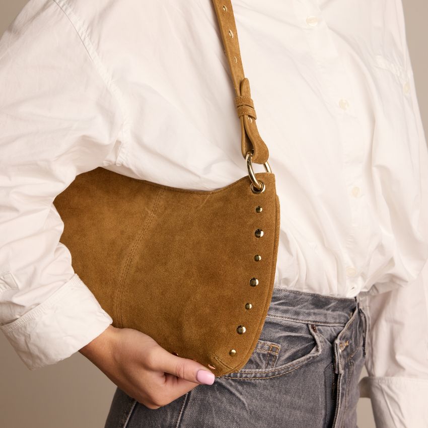 Cognacfarbene Veloursleder-Schultertasche mit goldfarbenen Nieten