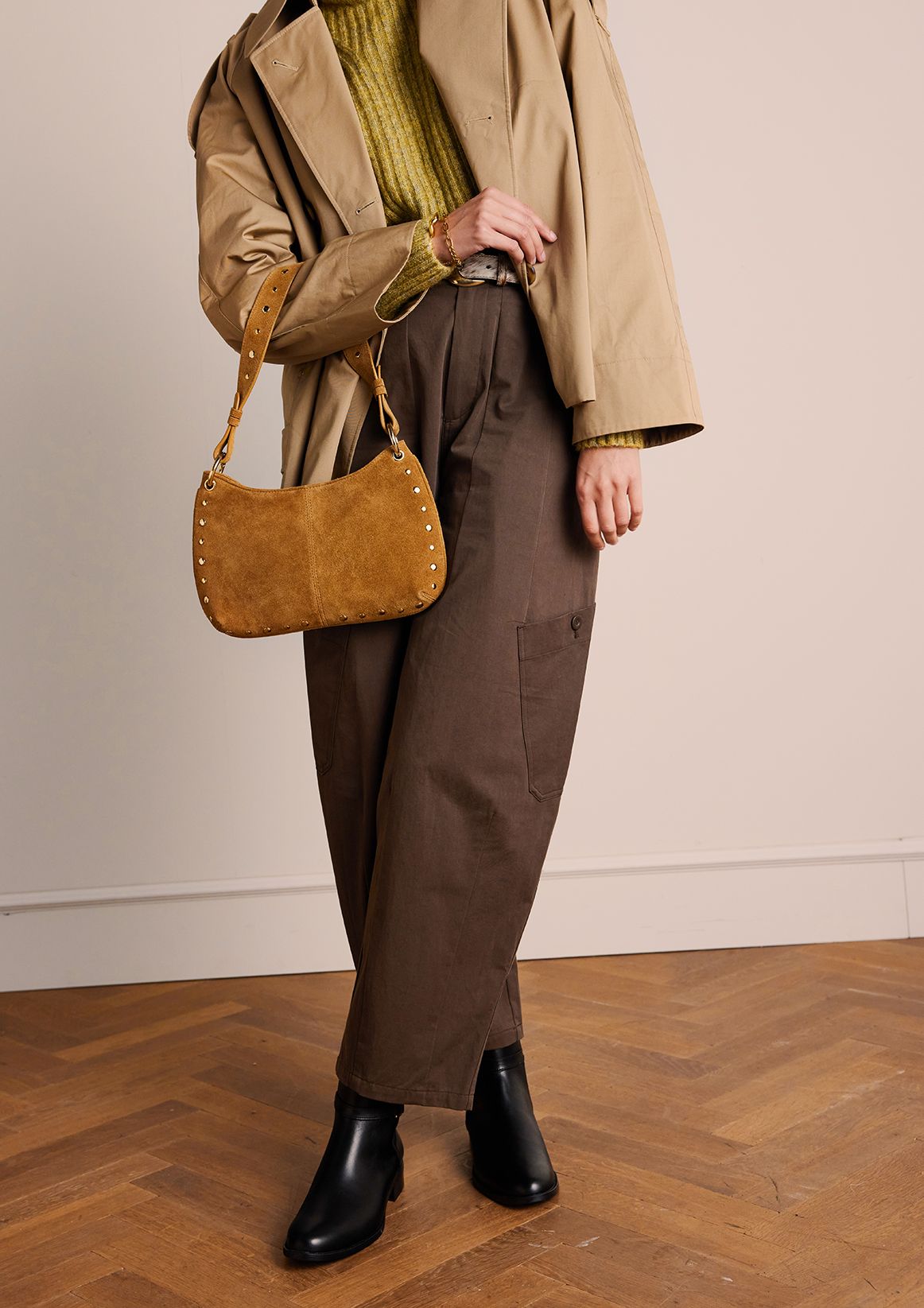 Cognacfarbene Veloursleder-Schultertasche mit goldfarbenen Nieten