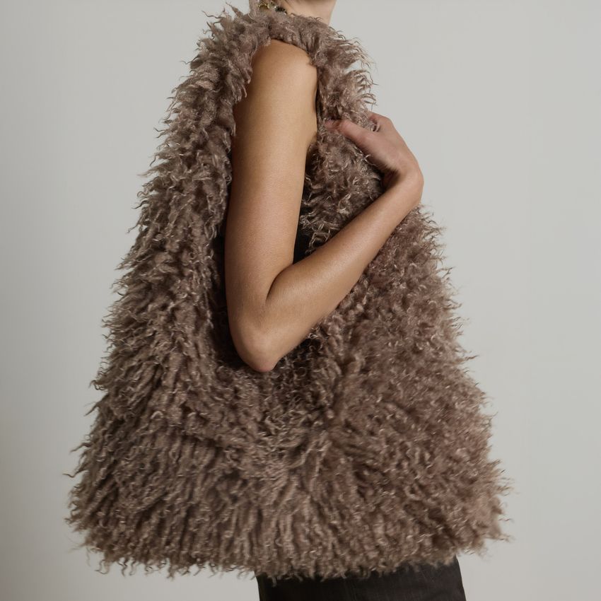 Taupe schoudertas van faux fur