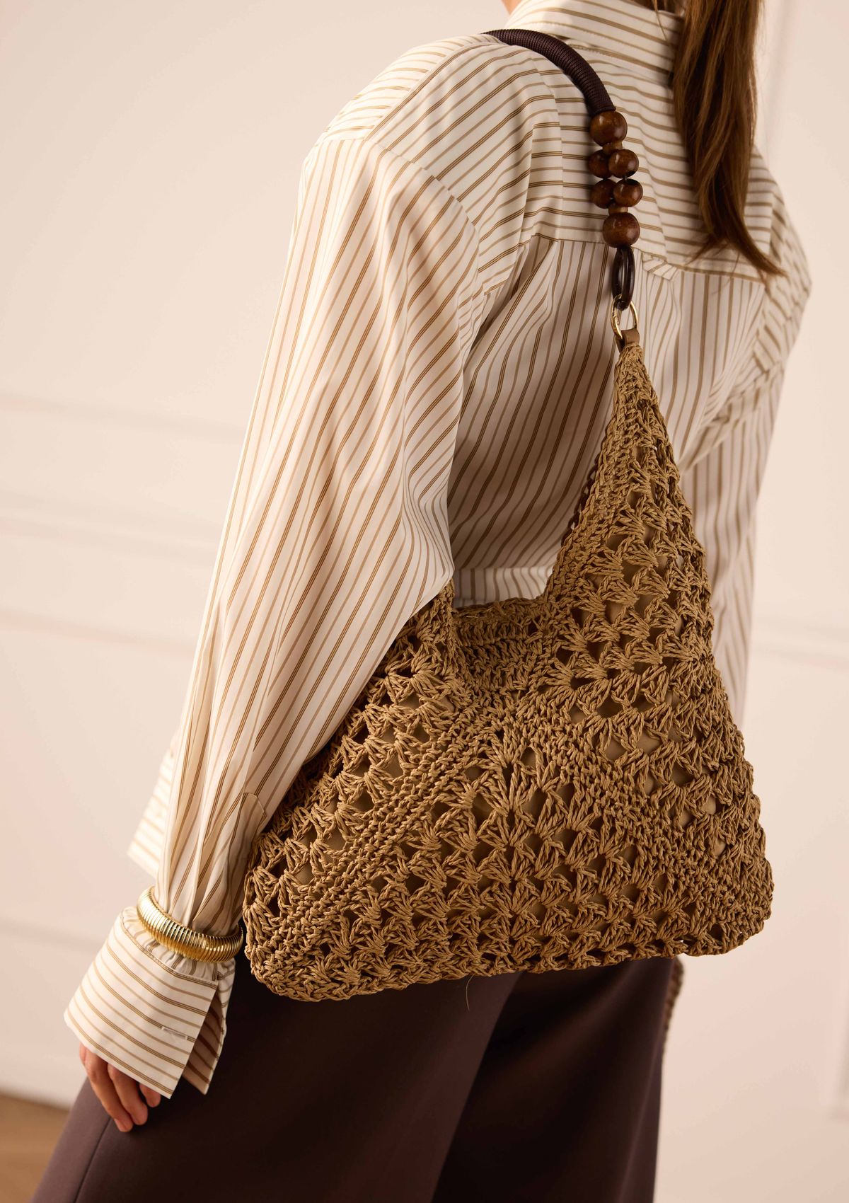 Beigefarbene Schultertasche aus Raffia-Bast