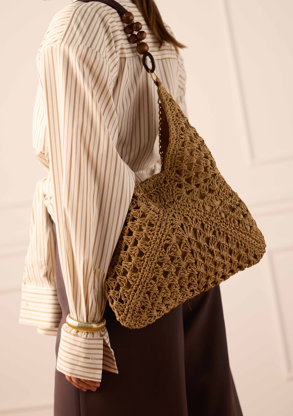 Beigefarbene Schultertasche aus Raffia-Bast