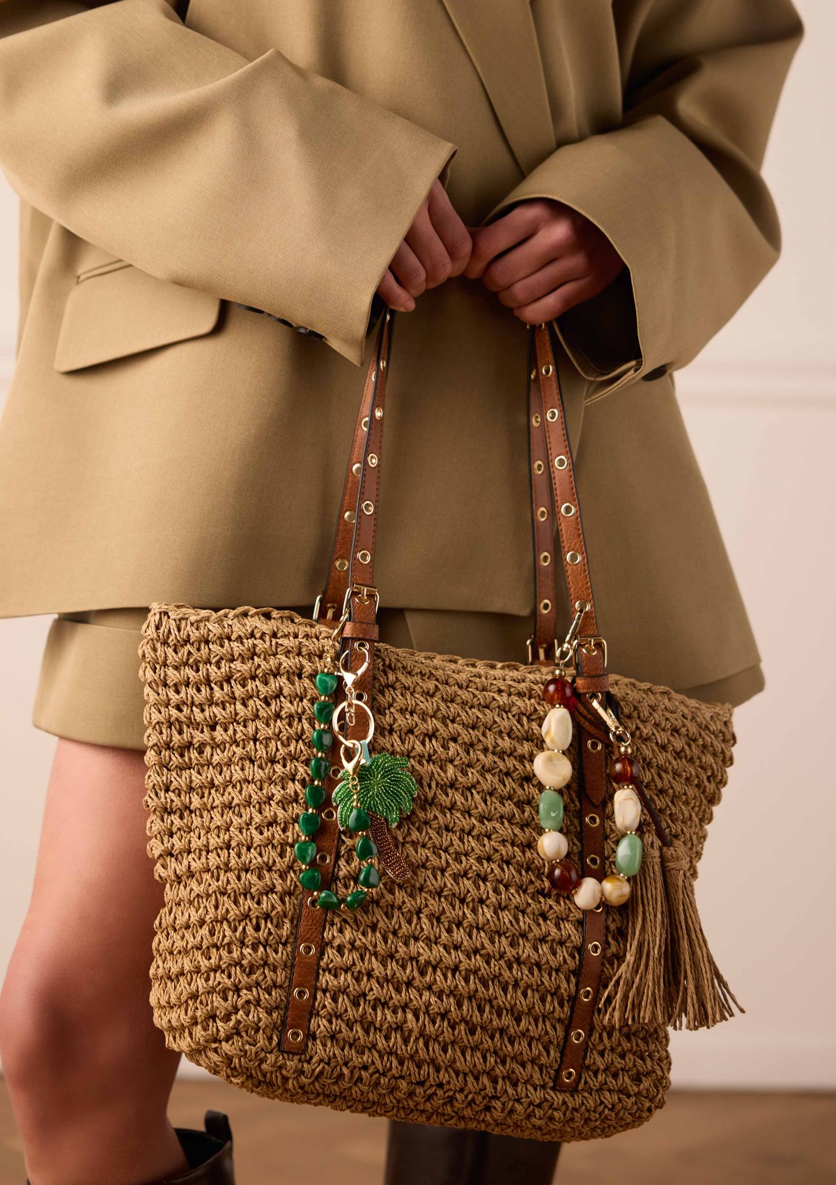 Beigefarbene Schultertasche aus Raffia-Bast