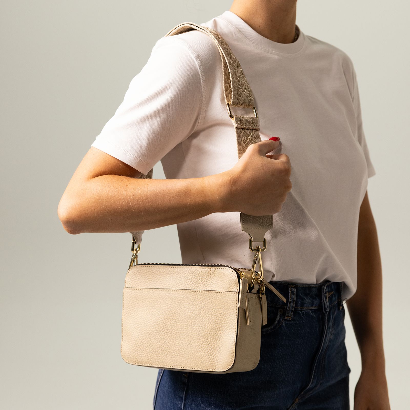 Beige schoudertas met bijpassende bagstrap