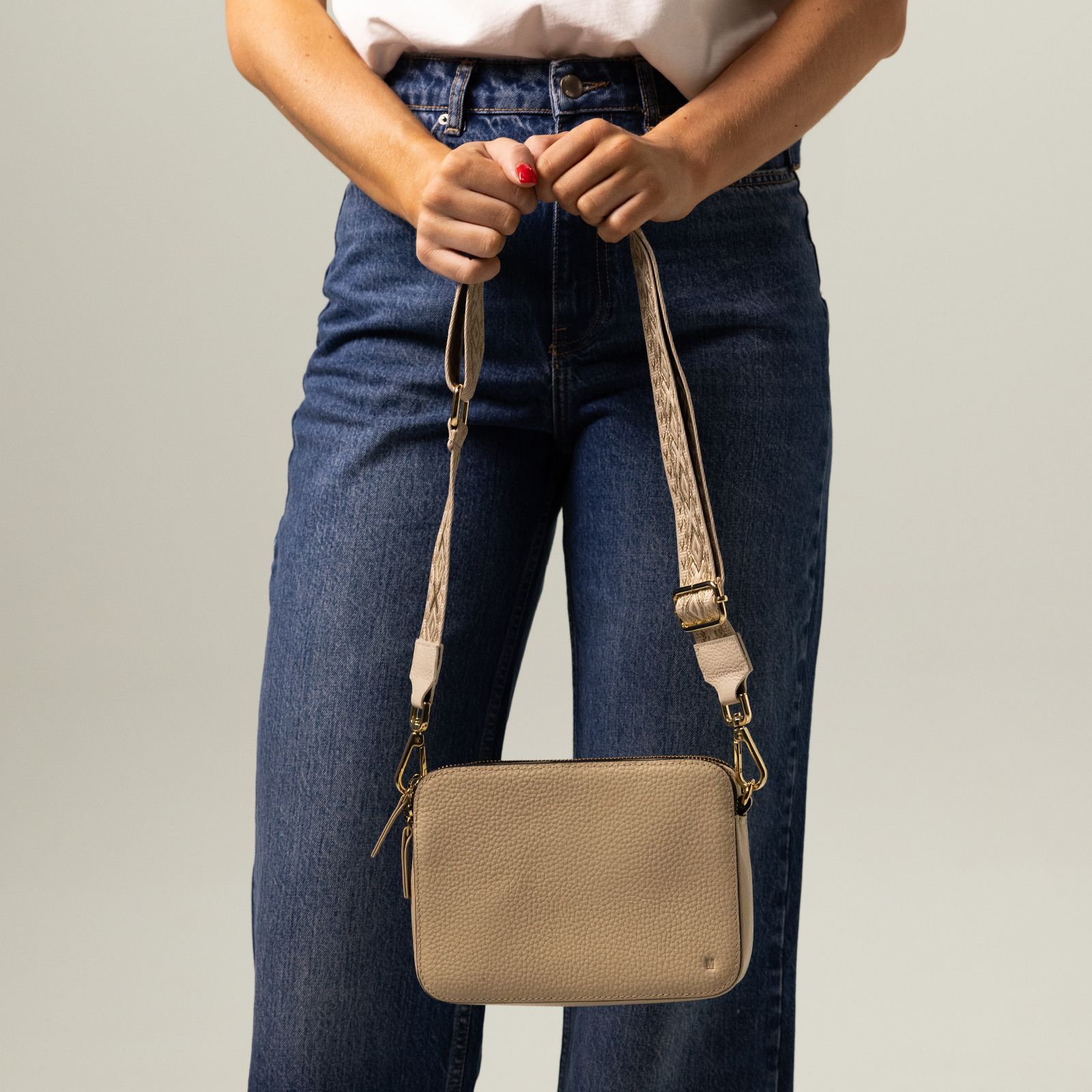 Beige schoudertas met bijpassende bagstrap