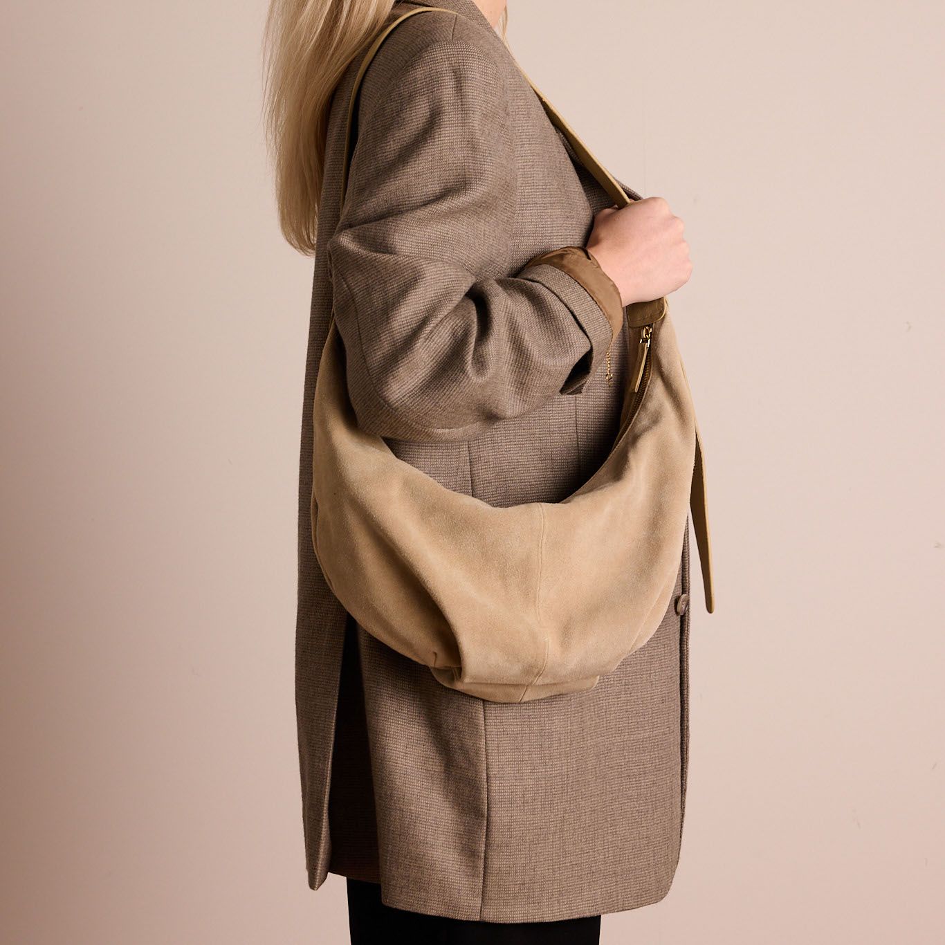 Beigefarbene Schultertasche aus Veloursleder