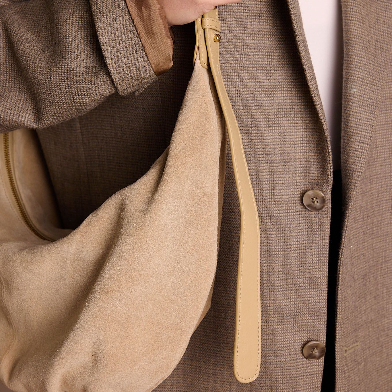 Beigefarbene Schultertasche aus Veloursleder