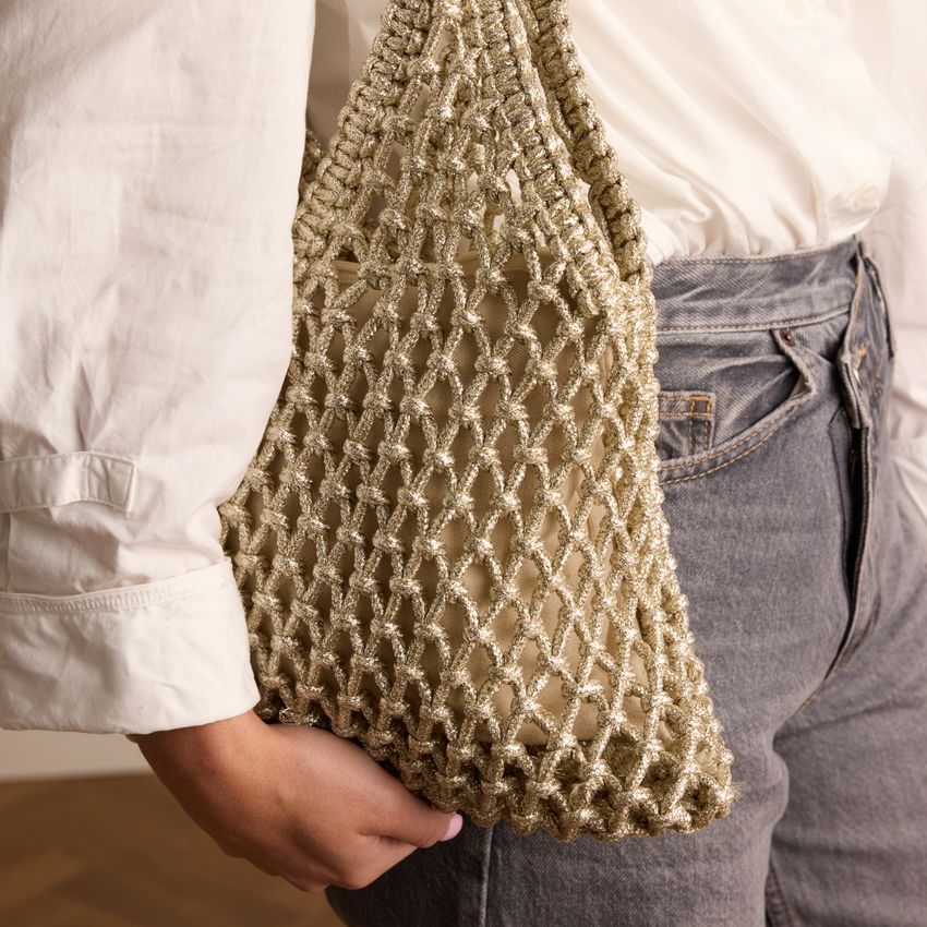 Geflochtener goldfarbener Shopper