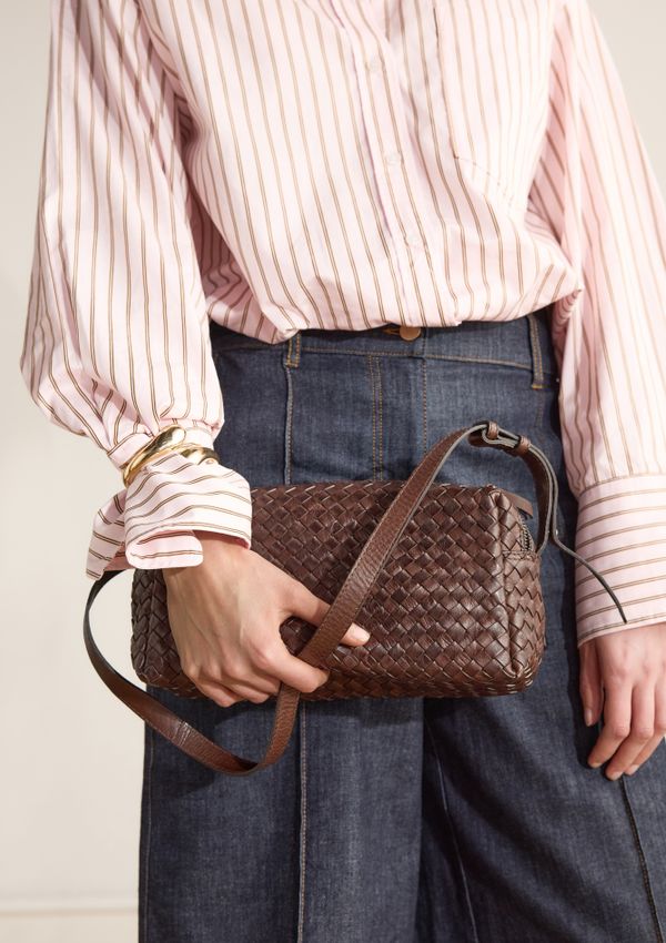 Geflochtene braune Schultertasche aus Leder