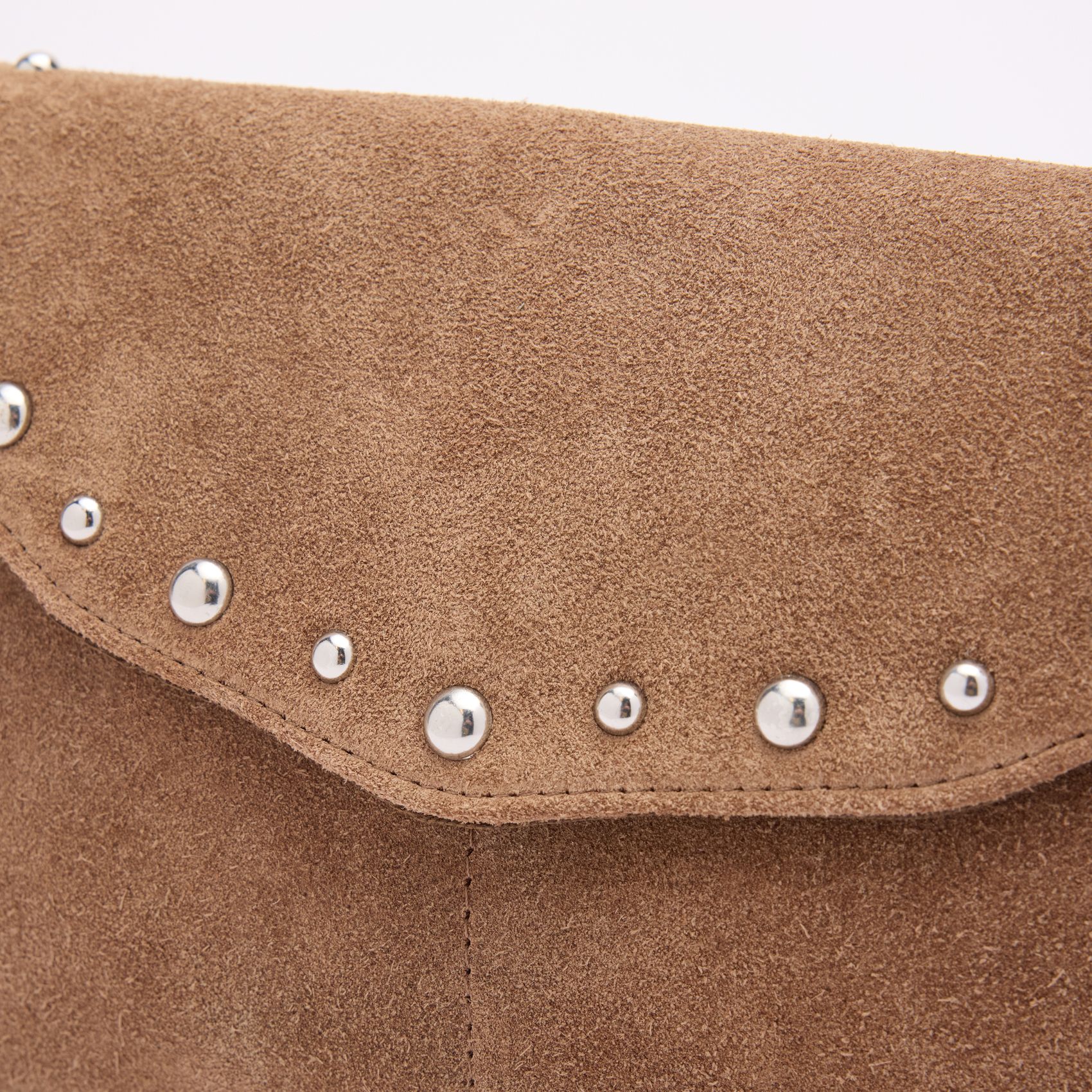 Bruine suède clutch met zilveren studs