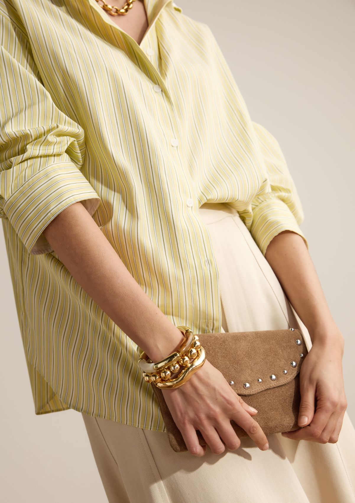 Bruine suède clutch met zilveren studs