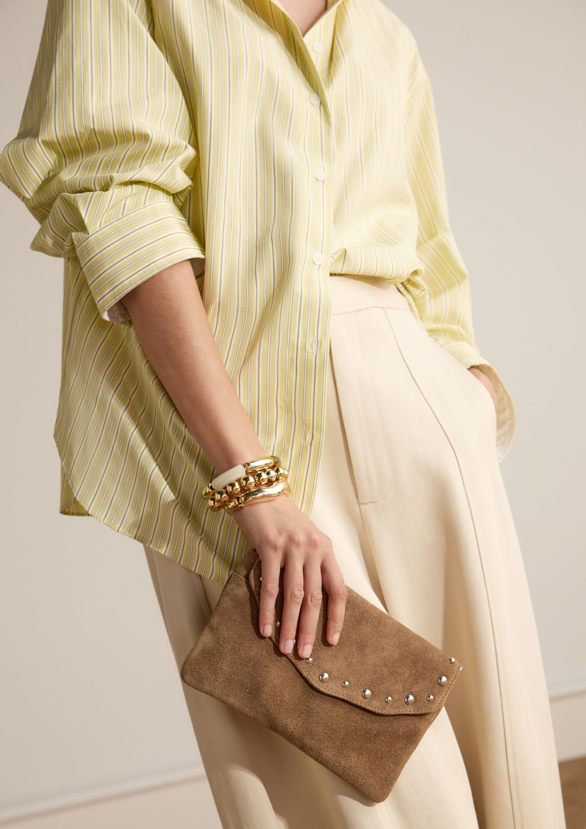 Bruine suède clutch met zilveren studs